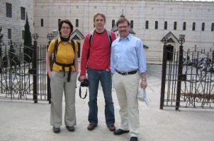 Nazareth, Basilica of the Announcement, from left to right: Dr. Astrid Proksch, Dr. Mario Berger, Dr. Thomas Efferth