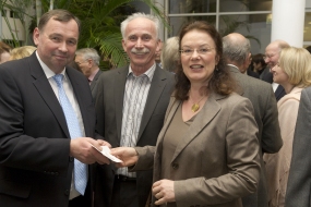 Einen Scheck vom Reit- und Fahrverein Heppenheim e.V. über 1.200 EUR überreichte dessen 1. Vorsitzende Andrea Pfeilsticker im Rahmen des Jahresempfangs 2012. Prof. Josef Puchta bedankte sich bei ihr und Arne Pfeilsticker für die langjährige großzügige Unterstützung durch den Verein.