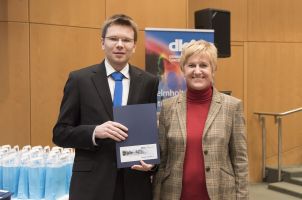 MSc Ralph Schulz receiving his DKFZ Certificate and Congratulations