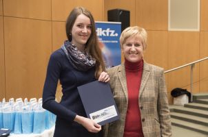 MSc Pia Sommerkamp receiving her DKFZ Certificate and Congratulations