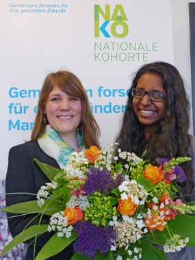 Tanja Höpker (links) begrüßt Venukah Srikanthan als 2000. Probandin im NAKOStudienzentrum Mannheim