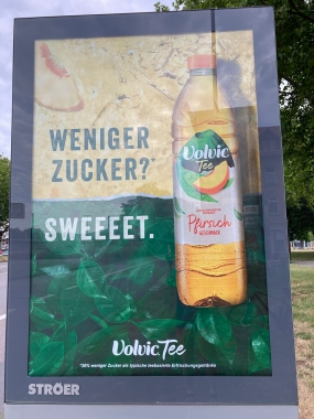 Werbeplakat für ein Getränk mit reduziertem Zuckergehalt
