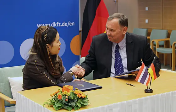 Prinzessin Chulabhorn Mahidol und Josef Puchta nach der Unterzeichnung des Kooperationsvertrags