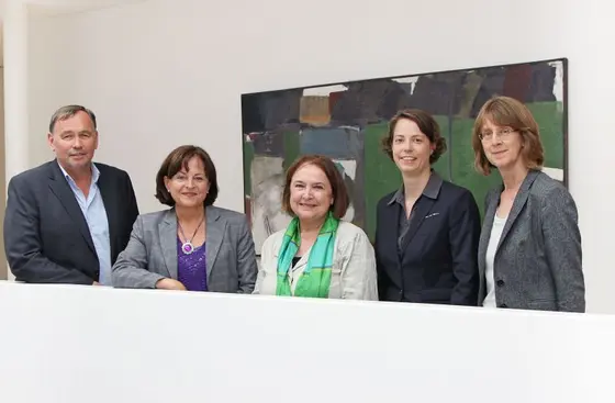v.l.n.r.: Josef Puchta, Kaufmännischer Vorstand des Deutschen Krebsforschungszentrums, die Drogenbeauftragte der Bundesregierung Marlene Mortler, Martina Pötschke-Langer und Ute Mons, beide Stabsstelle Krebsprävention, sowie Susanne Weg-Remers, Leiterin des KID.