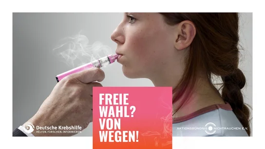 Männliche Hand steckt einer jungen Frau eine E-Zigarette in den Mund. Text: "Freie Wahl? Von wegen!