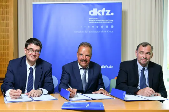 Bei der Unterzeichnung der Förderverträge: Michael Baumann, Vorstandsvorsitzender des DKFZ, Stifter Dieter Morszeck, Josef Puchta, Kaufmännischer Vorstand des DKFZ (v.l.n.r.)