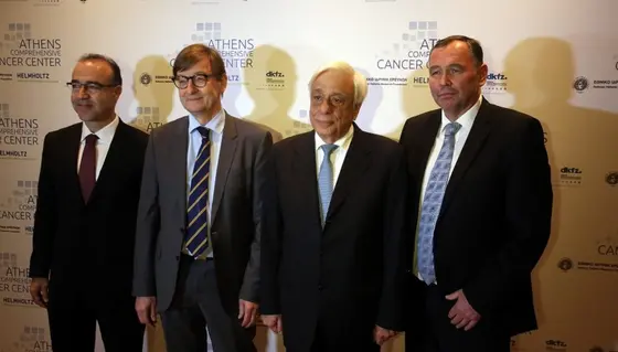 v.l.n.r.: Vasilis Gregoriou, Direktor der National Hellenic Research Foundation; Otmar Wiestler, Präsident der Helmholtz-Gemeinschaft; der griechische Staatspräsident Prokopios Pavlopoulos; Josef Puchta, Kaufmännischer Vorstand des DKFZ
