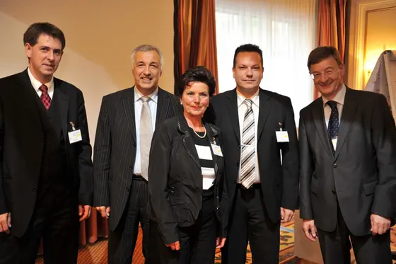 Preisträger Dr. Stefan Pfister, Dr. Siegfried Bialojan (Ernst & Young), Helga und Thomas Müller, Prof. Otmar D. Wiestler (Wissenschaftlicher Vorstand und Vorstandsvorsitzender Deutsches Krebsforschungszentrum) (v.l.n.r.)