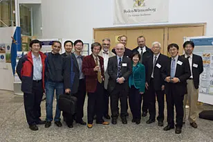 Teilnehmer des Symposiums von links: A/Prof. SOONG Tuck Wah, Head Dept. of Physiology, NUS; A/Prof. Alram CHOWBAY, Prinicpal Clinical Pharmacologist, National Cancer Centre Singapore; A/Prof. Allen Eng-Juh YEOH, Dept. of Paediatrics, NUS; A/Prof. Patrick TAN Boon Ooi, Duke-NUS Graduate Medical School; Prof. Yoichi TAYA, Oncology Research Institute, NUS; A/Prof. Michael RAGHUNATH Div. of Engineering, NUS; Prof. Barry HALLIWELL, Deputy President (Research & Technology), NUS Dahinter: A/Prof. Herbert SCHWARZ, Dept. of Physiology, NUS; Ellice LIM, Senior Manager, NUS Dahinter: Prof. Mike KEMENY, Head, Dept. of Microbiology, NUS; Prof. Choon Nam ONG, Director, Life Sciences Institute, NUS; A/Prof James H. P. HUI, Dept. of Orthopaedic Surgery, NUS; A/Prof. Motomi OSATO, Oncology Research Institute