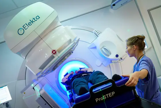Patienten mit aggressiven Hirntumoren könnten künftig von einer verbesserten Strahlentherapie profitieren. Grundlage hierfür ist eine kombinierte PET-MRT-Bildgebung.