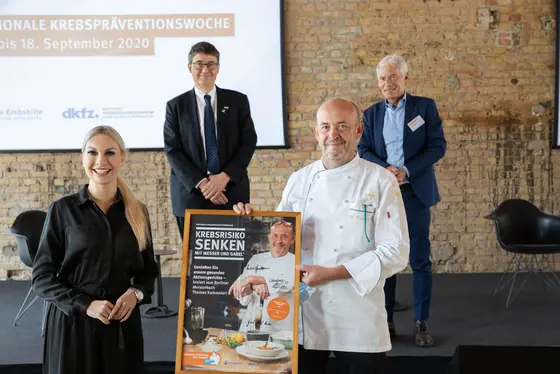 Bei der Pressekonferenz zum Auftakt der Nationalen Krebspräventionswoche, v. l. n. r.: ARD-Moderatorin Susanne Klehn, DKFZ-Vorstandsvorsitzender Michael Baumann, Thomas Kammeier, Schirmherr der diesjährigen Krebspräventionswoche, Gerd Nettekoven, Vorstandvorsitzender der Deutschen Krebshilfe.