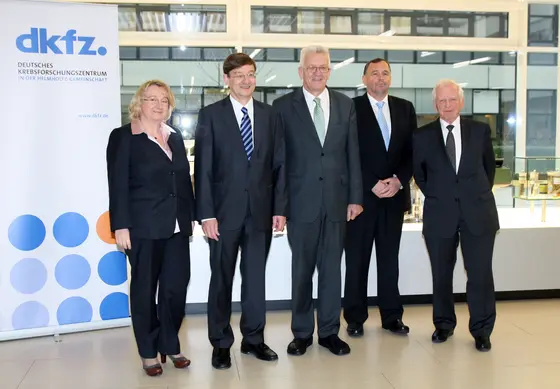 Theresia Bauer, Ministerin für Wissenschaft, Forschung und Kunst, Prof. Otmar Wiestler, Vorstandsvorsitzender DKFZ, Winfried Kretschmann, Ministerpräsident, Prof. Josef Puchta, Administrativer Vorstand DKFZ, Prof. Harald zur Hausen (v.l.n.r.)