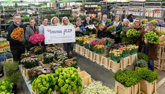Auf dem Blumengroßmarkt in Mannheim ist man bereit für den Kampagnenstart: In ganz Deutschland beteiligen sich Floristinnen und Floristen an der Kampagne „Blumen schenken. Hoffnung spenden.“ und sammeln Spenden zugunsten krebskranker Kinder.