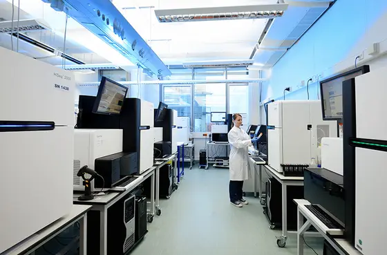 Das DKFZ betreibt eines der größten Zentren zur Entschlüsselung des Erbguts. Um charakteristische DNA-Veränderungen aufzudecken, werden Hochdurchsatz-Sequenzierer eingesetzt.