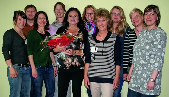 Ingrid Trundt, die erste Teilnehmerin der Gesundheitsstudie Nationale Kohorte im Studienzentrum Mannheim zusammen mit Mitarbeiterinnen und Mitarbeitern des Studienzentrums.