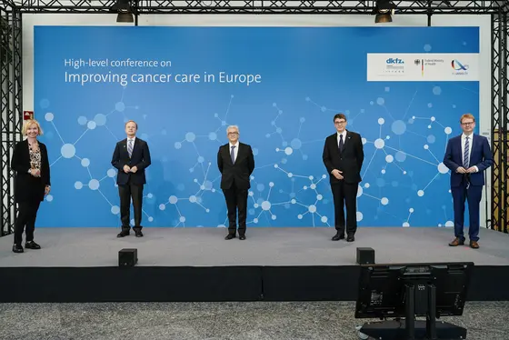 Bei der Eröffnung der Konferenz „Improving Cancer Care in Europe“ v.l.n.r.: Ursula Weyrich, Kaufmännischer Vorstand des DKFZ, Thomas Rachel, Parl. Staatssekretär im Bundesministerium für Bildung und Forschung, Dr. Antonio Lacerda Sales, Staatsekretär im portugiesischen Gesundheitsministerium, Prof. Dr. Michael Baumann, Vorstandvorsitzender des DKFZ, Dr. Thomas Gebhart, Parl. Staatsekretär im Bundesgesundheitsministerium