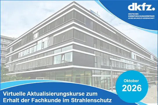Das Bild zeigt ein modernes Gebäude des Deutschen Krebsforschungszentrums (dkfz). Im Vordergrund steht ein Informationsfeld mit dem Hinweis auf virtuelle Aktualisierungskurse zum Thema Strahlenschutz, datiert auf Oktober 2026.