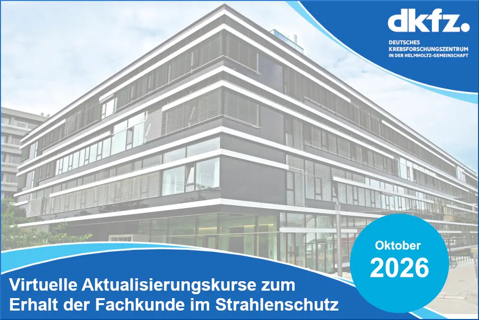 Das Bild zeigt ein modernes Gebäude des Deutschen Krebsforschungszentrums (dkfz). Im Vordergrund steht ein Informationsfeld mit dem Hinweis auf virtuelle Aktualisierungskurse zum Thema Strahlenschutz, datiert auf Oktober 2026.