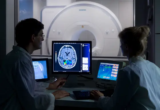 Die klassische MRT (hier im DKFZ gezeigt) ist unverzichtbarer Bestandteil der Diagnostik von Krebserkrankungen. Durch das SAMBADENA-Verfahren könnten zukünftig Kontrastmittel hergestellt werden, mit denen sich krankhafte Stoffwechselvorgänge bei Krebs in Echtzeit beobachten lassen.