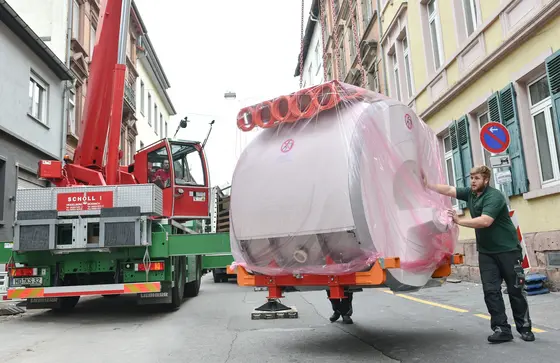 Bei 7 Tonnen Gewicht keine leichte Aufgabe: Einbau des Magnetresonanz-Tomographen für die NAKO in Mannheim.