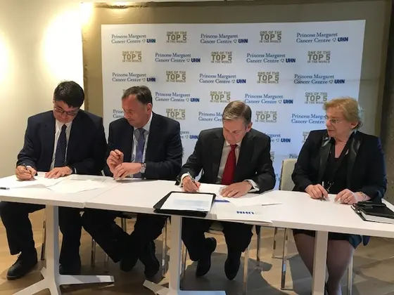 Bei der Unterzeichnung der Absichtserklärung: Prof. Dr. Michael Baumann, Vorstandsvorsitzender und Wissenschaftlicher Vorstand des DKFZ; Prof. Dr. Josef Puchta, Administrativer Vorstand des DKFZ; Dr. Peter Pisters, Präsident und Chief Executive Officer des University Health Network, Toronto; Dr. Mary Gospodarowicz, Ärztliche Leiterin des Princess Margaret Cancer Centre