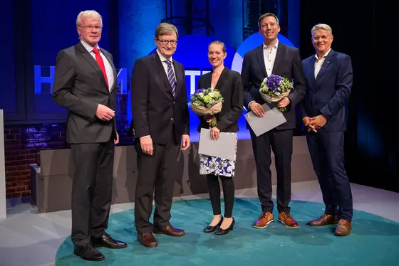 Ferdi Schüth, Juryvorsitzender, Direktor am Max-Planck-Institut für Kohlenforschung ; Otmar D. Wiestler, Präsident der Helmholtz Gemeinschaft; Ellen Sletten (UCLA); Oliver Bruns (NCT/UCC und DKFZ) sowie Volker Meyer-Guckel, Generalsekretär des Stifterverbandes für die Deutsche Wissenschaft (v. l. n. r.)