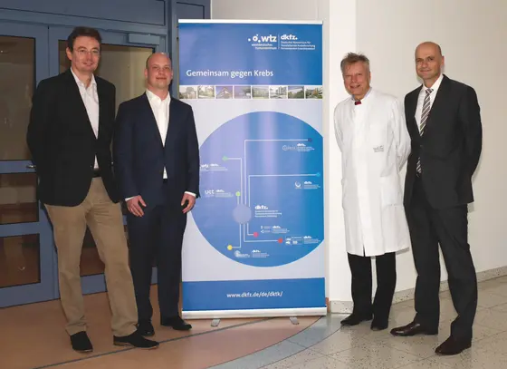 Am 01. September wurde die neue Nachwuchsgruppe von Dr. Mark Remke offiziell am Standort Essen/Düsseldorf im Universitätsklinikum Düsseldorf eingeführt. Von links nach rechts: Professor Dr. Guido Reifenberger (Institut für Neuropathologie), Dr. Mark Remke (DKTK-Nachwuchsgruppenleiter), Professor Dr. Arndt Borkhardt (Klinik für Kinder-Onkologie, -Hämatologie und Klinische Immunologie) und Professor Dr. Martin Schuler (Universitätsklinikum Essen, Sprecher des DKTK-Standortes Essen/Düsseldorf)