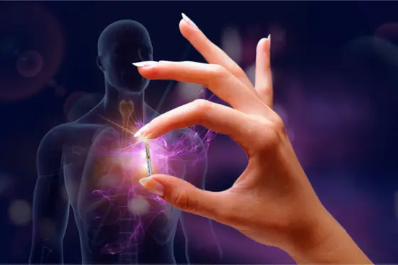 Ein menschlicher Oberkörper ist schemenhaft dargestellt, während eine Hand einen glühenden, energetischen Stab oder Sensor hält. Der Fokus liegt auf der Verbindung zwischen dem menschlichen Körper und dem leuchtenden Objekt, was einen medizinischen oder technologischen Fortschritt symbolisiert.