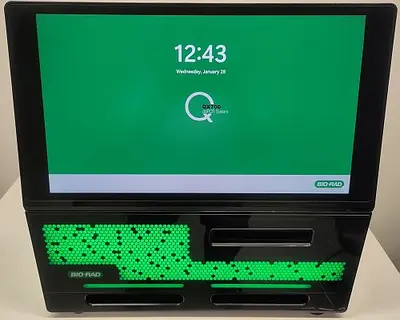 eingesschalteter QX700E mit Login Screen, switched on QX700E showing login screen