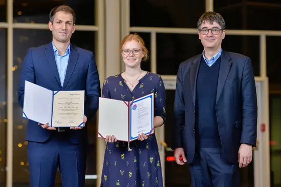 v. l. n. r.: Kristian Pajtler, Richtzenhain-Preisträger 2018, Julia Butt, ausgezeichnet mit dem Nicola Werner Preis 2018, und Michael Baumann, Vorstandvorsitzender des DKFZ