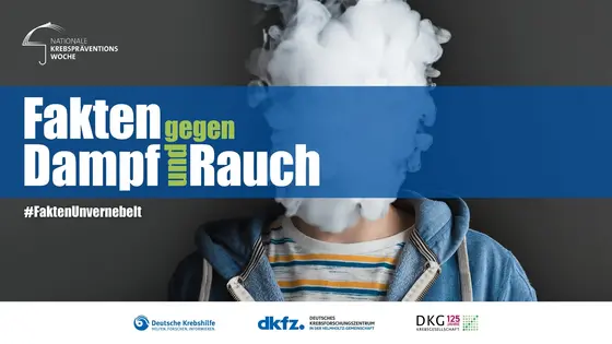 Das Bild zeigt einen jungen Menschen mit einem rauchähnlichen Nebel, der sein Gesicht verdeckt. Darunter steht der Text "Fakten gegen Dampf und Rauch" in großen, auffälligen Buchstaben. Das Bild dient der Aufklärung über die Gefahren von Rauchen und Dampfen.