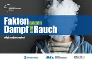 Das Bild zeigt einen jungen Menschen mit einem rauchähnlichen Nebel, der sein Gesicht verdeckt. Darunter steht der Text "Fakten gegen Dampf und Rauch" in großen, auffälligen Buchstaben. Das Bild dient der Aufklärung über die Gefahren von Rauchen und Dampfen.