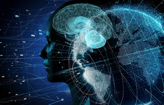 Eine stilisierte Darstellung eines menschlichen Kopfes im Profil, dessen Gehirn mit leuchtenden, digitalen Elementen angereichert ist. Im Hintergrund sind Datenströme und eine Weltkarte zu sehen, die das Zusammenspiel von Technologie und Wissen symbolisieren.