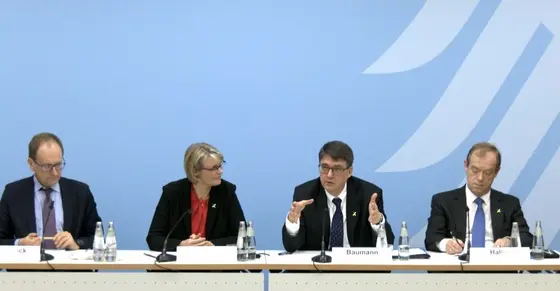 Ulrich Scharlack, Sprecher BMBF; Bundesforschungsministerin Anja Karliczek; Michael Baumann, Vorstandsvorsitzender und Wissenschaftlicher Vorstand DKFZ; Michael Hallek, Mitglied des Beirats der Deutschen Gesellschaft für Hämatologie und Medizinische Onkologie (DGHO) und Mitglied des Strategiekreises der Nationalen Dekade gegen Krebs