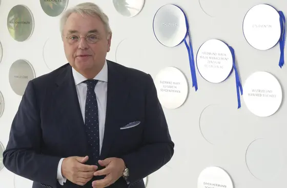 Klaus-Peter Schulenberg, Vorstandsvorsitzender der CTS EVENTIM, unterstützt die Forschung im DKFZ