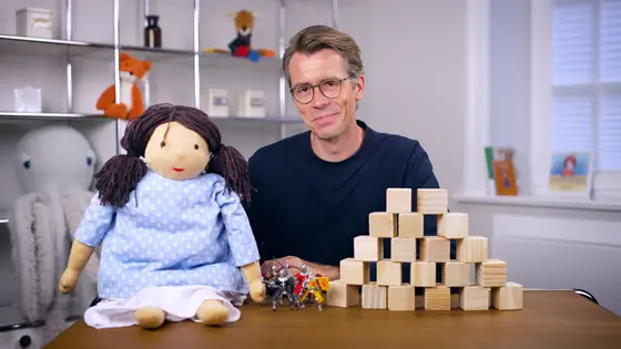 Einige Videos des neuen Patientenratgebers sind speziell für Kinder im Grundschulalter. Um komplexe Sachverhalte kindgerecht zu erklären, greift Johannes Wimmer auch mal zu Bauklötzen und der Puppe Toni.
