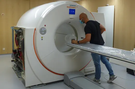 Letzte Vorbereitungen, dann kann das neue PET-CT im DKFZ in Betrieb genommen werden