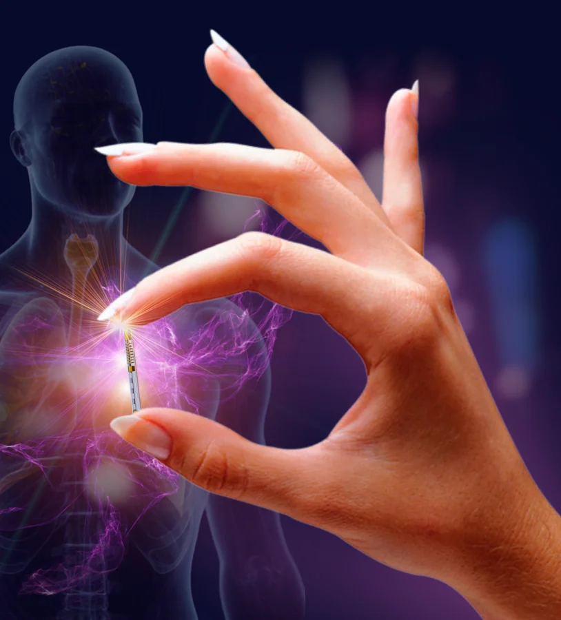 Eine Hand hält eine Spritze, die auf eine leuchtende Stelle im Brustbereich eines schematischen menschlichen Körpers zeigt. Der Hintergrund ist dunkel und vermittelt eine futuristische Atmosphäre.