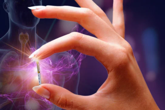 Eine Hand hält eine Spritze, die auf eine leuchtende Stelle im Brustbereich eines schematischen menschlichen Körpers zeigt. Der Hintergrund ist dunkel und vermittelt eine futuristische Atmosphäre.