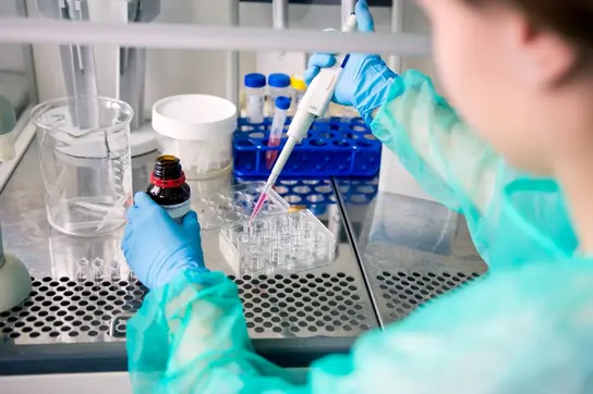 Wissenschaftler pipettiert im Labor.