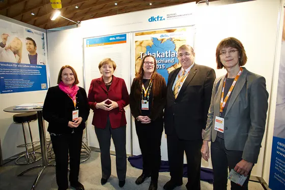Martina Pötschke-Langer (Stabsstelle Krebsprävention), Bundeskanzlerin Angela Merkel, Susanne Schunk (Stabsstelle Krebsprävention), Karl Lamers (MdB), Susanne Weg-Remers (Krebsinformationsdienst). (v.l.n.r)