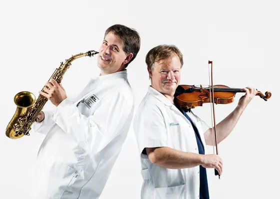Der Forscher und Kinderarzt Stefan Pfister (links) und sein belgischer Kollege Stefaan van Gool musizieren am 28.9. In der Heidelberger Stadthalle zugunsten von krebskranken Kindern.