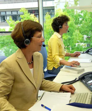 Mitarbeiterinnen der KID-Telefonzentrale