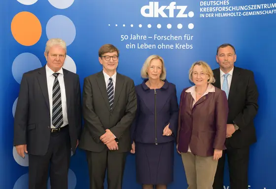 Von links: Mäzen Dietmar Hopp, Otmar Wiestler, Vorstandsvorsitzender des DKFZ, Johanna Wanka, Bundesministerin für Bildung und Forschung, Theresia Bauer, Ministerin für Wissenschaft, Forschung und Kunst Baden Württemberg, Josef Puchta, kaufmännischer Vorstand des DKFZ