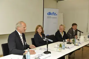 Dr. Hans-Joachim Gebest, Dr. Stefanie Seltmann, Prof. Annette Schavan, Prof. Otmar D. Wiestler (v.l.n.r.) bei der Pressekonferenz zur Erweiterung des KID zum Nationalen Referenzzentrum für Krebsinformation