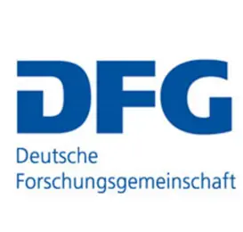 Logo der Deutschen Forschungsgemeinschaft (DFG) in blauer Schrift. Darüber steht "DFG" in großen Buchstaben, darunter der vollständige Name "Deutsche Forschungsgemeinschaft" in kleinerer Schrift. Das Design wirkt sachlich und professionell.