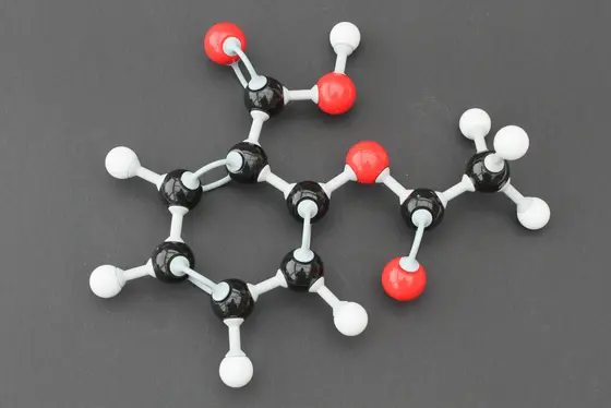 Acetylsalicylsäure, der Wirkstoff aus dem Medikamenten-Klassiker Aspirin, nachgebaut mit dem Molekül-Baukasten.