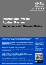 Das Bild zeigt ein Veranstaltungsplakat für die "Internationalen Wochen gegen Rassismus". Es listet Workshops und Seminare mit Terminen und Themen, darunter Vorträge über Antisemitismus und Rassismus. In der oberen Ecke befindet sich das Logo des Deutschen Krebsforschungszentrums (dkfz) sowie eine QR-Code-Option zur Anmeldung.