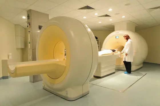 Fast zeitgleich kann das PET/MRT-Kombinationsgerät den Stoffwechsel von Tumoren mit Hilfe der Positronen-Emissions-Tomographie (PET) und deren anatomische Lage sowie weitere Parameter mit der Magnet-Resonanz-Tomographie (MRT) bildlich darstellen.