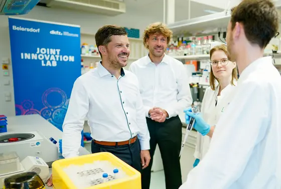 Frank Lyko, DKFZ (left), and Marc Winnefeld, Beiersdorf (2nd from left), with colleagues in the newly established Joint Innovation Lab.